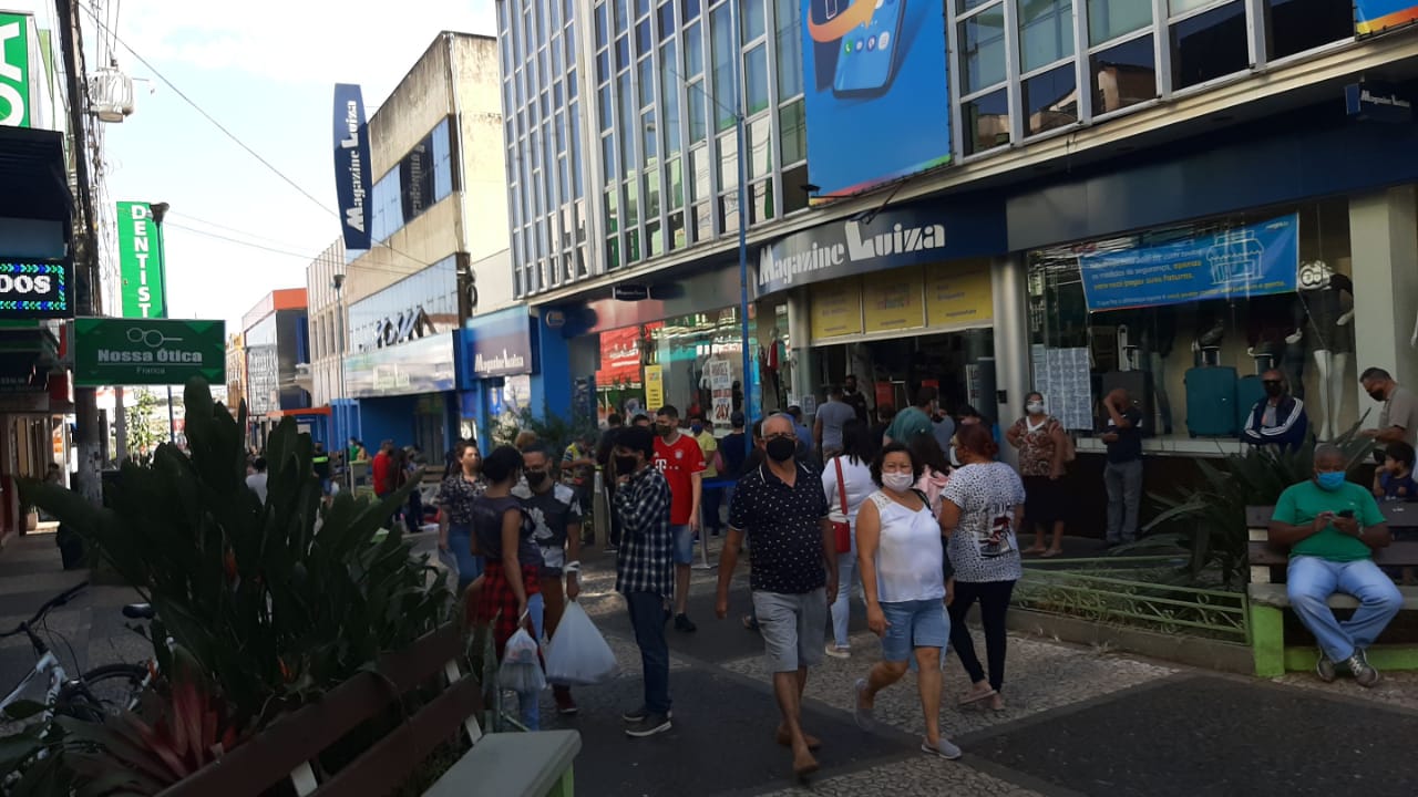 As aglomerações são constantes na área central, supermercados, áreas de lazer, reuniões de família